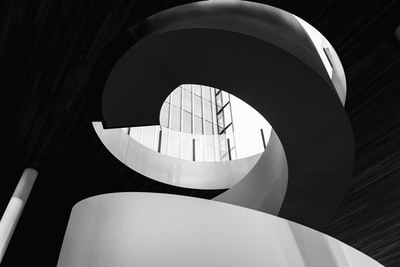 灰阶摄影中的白色螺旋楼梯